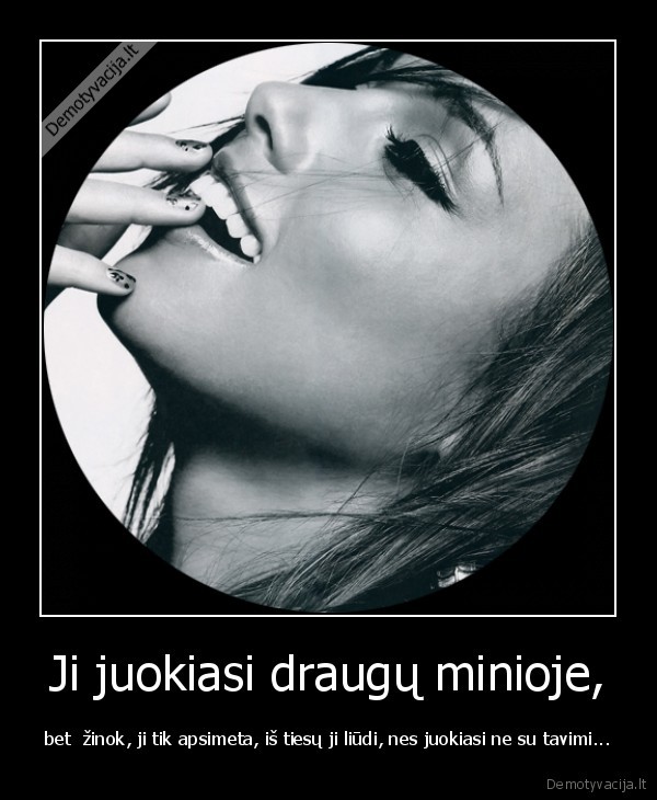 Ji juokiasi draugų minioje,