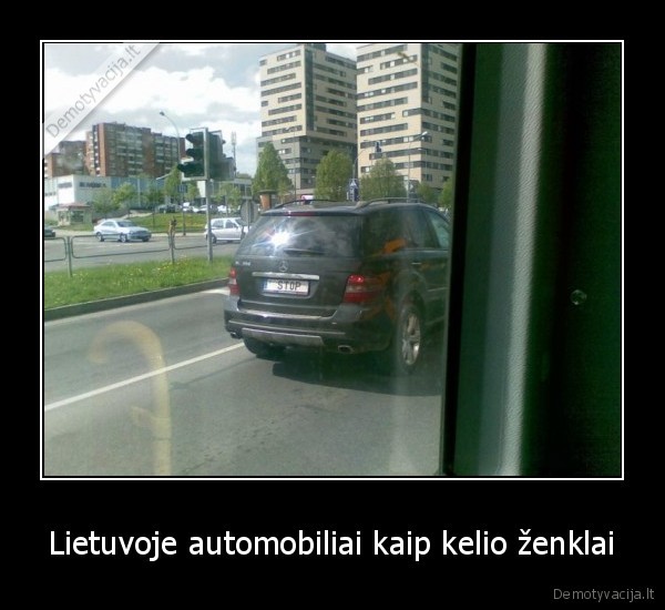 Lietuvoje automobiliai kaip kelio ženklai