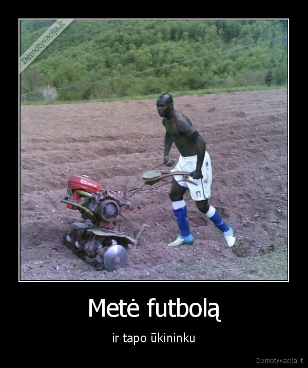 Metė futbolą