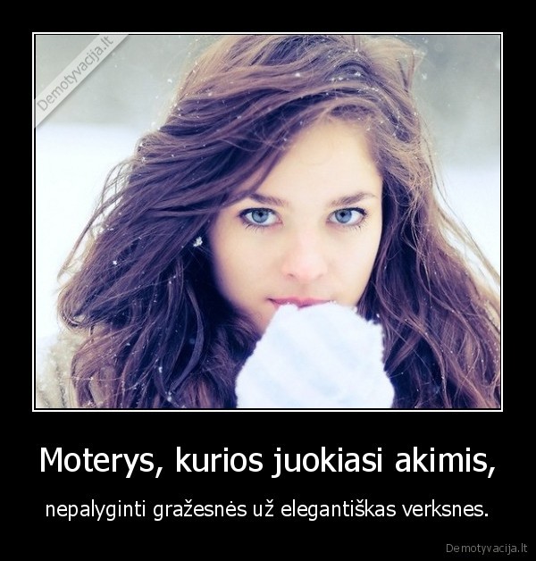 Moterys, kurios juokiasi akimis,