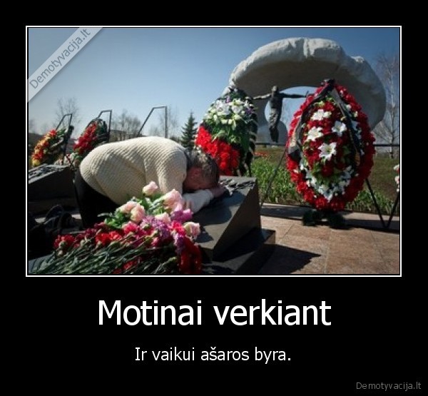 Motinai verkiant