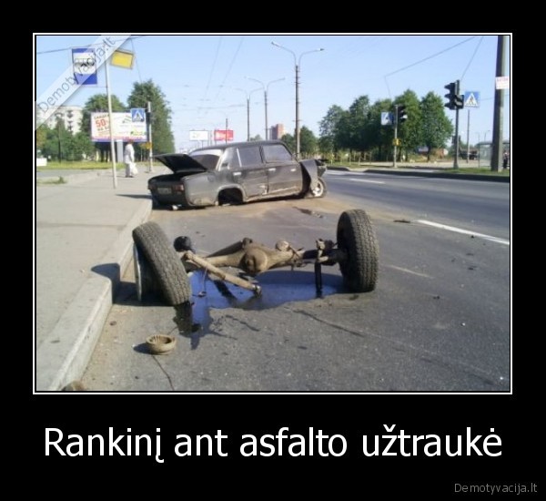 Rankinį ant asfalto užtraukė