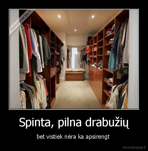 Spinta, pilna drabužių