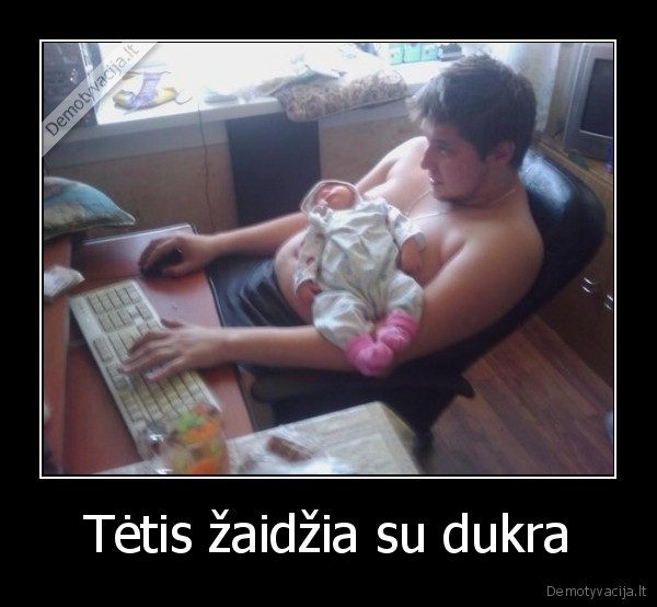 Tėtis žaidžia su dukra