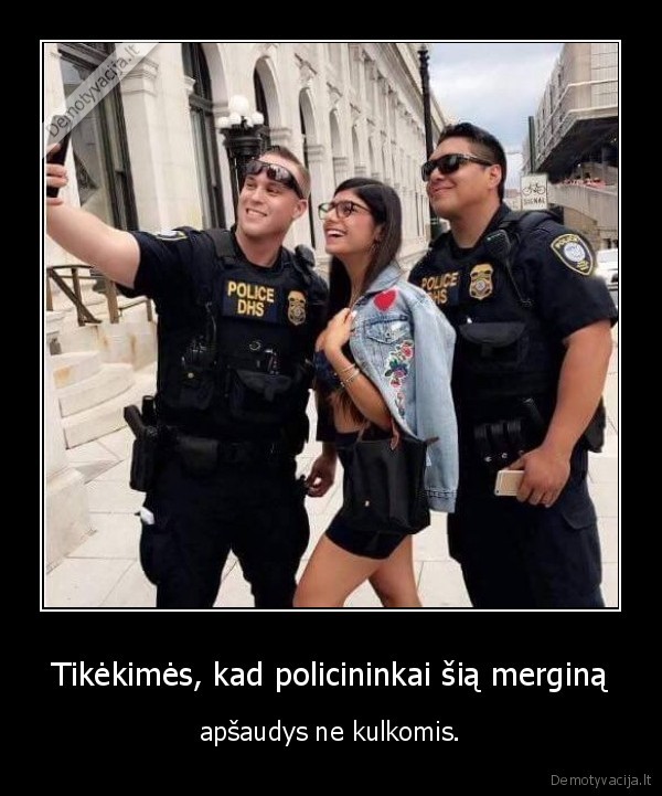 mia, khalija,mergina,policininkai