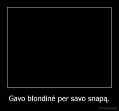 Gavo blondinė per savo snapą. - 