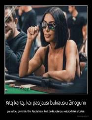 Kitą kartą, kai pasijausi bukiausiu žmogumi - pasaulyje, prisimink Kim Kardashian, kuri žaidė pokerį su veidrodiniais akiniais