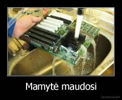 Mamytė maudosi - 