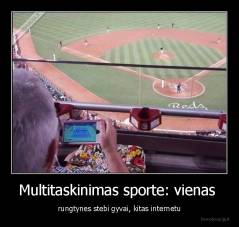 Multitaskinimas sporte: vienas  - rungtynes stebi gyvai, kitas internetu